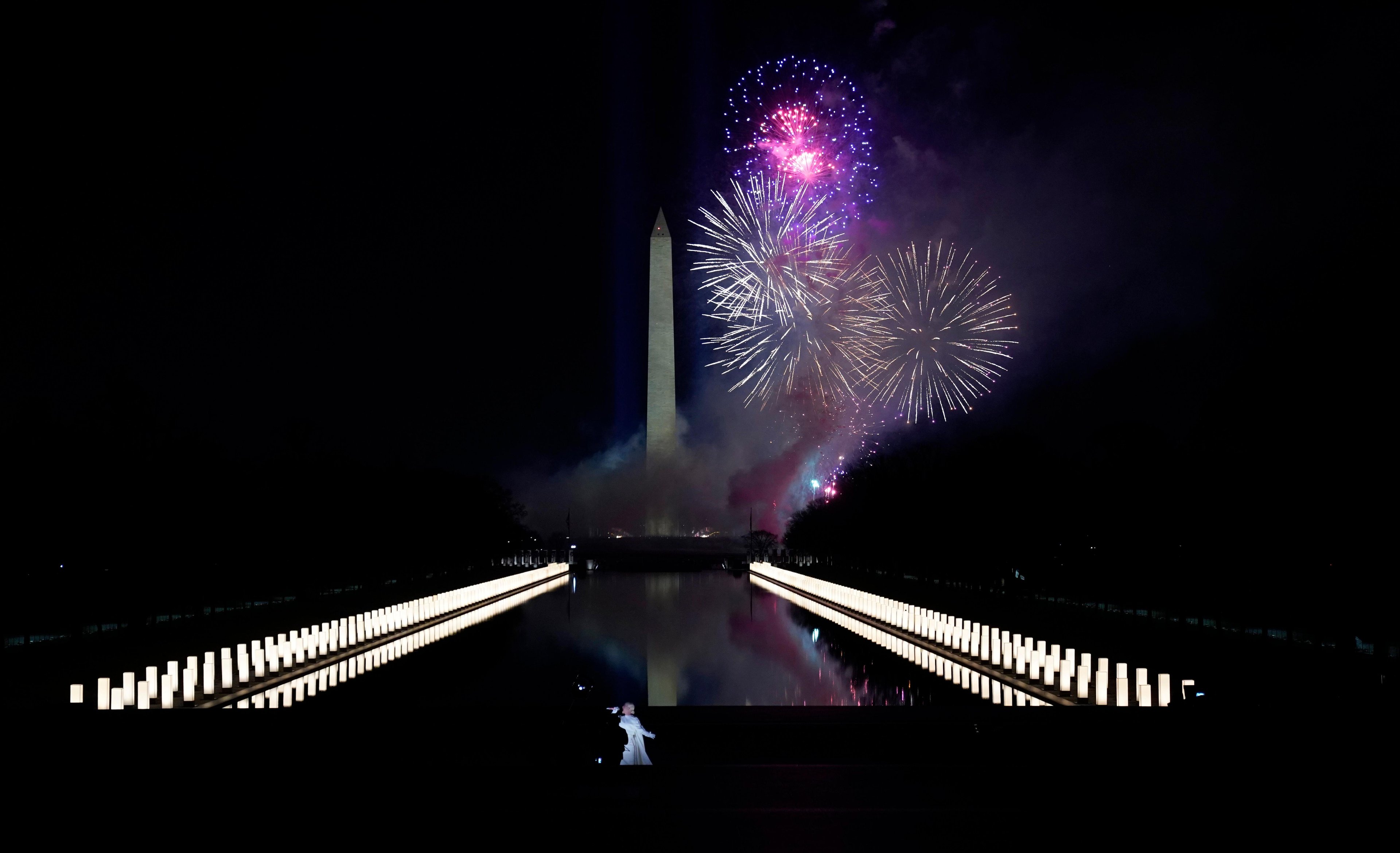 A performance de "Firework", acompanhada de uma grande queima de fogos, aconteceu no Capit&oacute;lio, em Washington