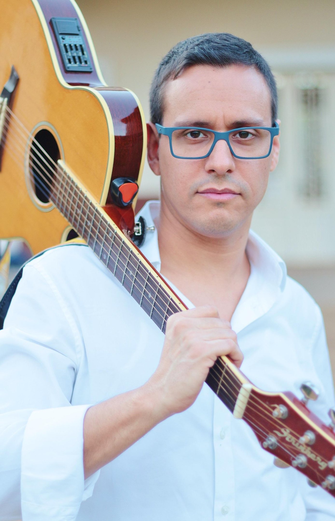Wagner Torre j&aacute; tocou em v&aacute;rias partes do mundo e comp&otilde;e em 4 idiomas
