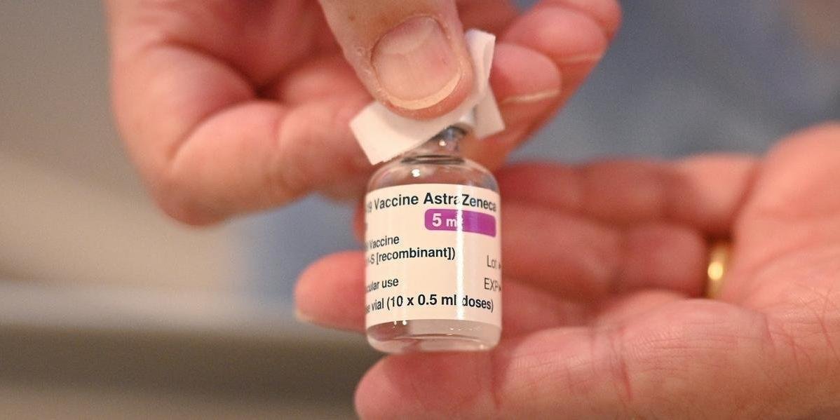 Vacina de Oxford produzida na &Iacute;ndia deve chegar ao Brasil nesta sexta-feira