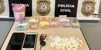 Buchas de cocaína e dinheiro foram apreendidas com suspeito