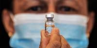 Um profissional de saúde segura um frasco da vacina CoronaVac contra o novo coronavírus COVID-19 no Hospital das Clínicas em São Paulo, Brasil.