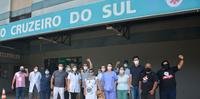 Grupo protestou nesta sexta-feira em frente ao Pronto Atendimento Cruzeiro do Sul