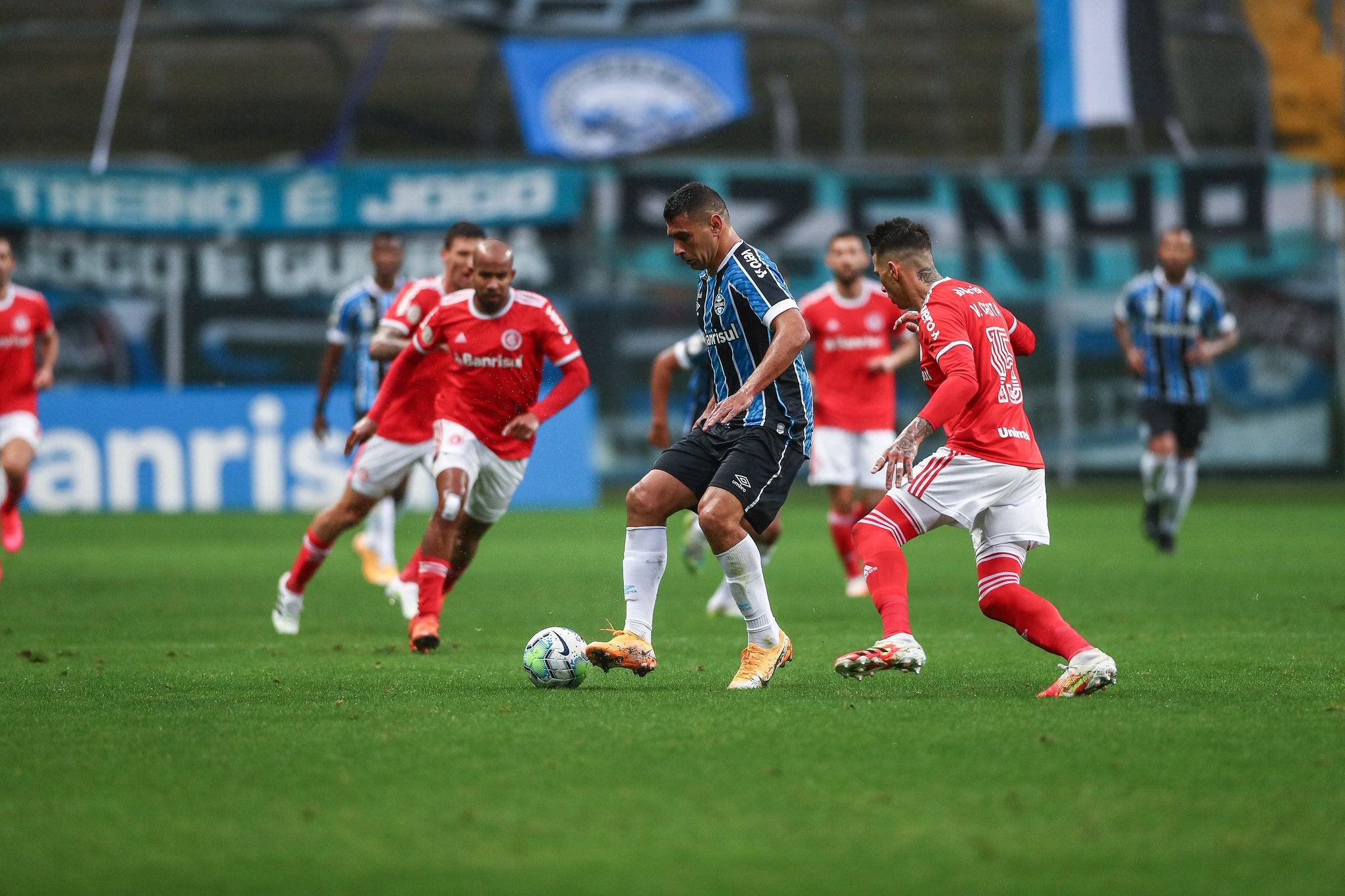 Gre-Nal marca briga no topo da tabela do Brasileir&atilde;o