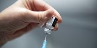 País quer aplicar segunda dose da vacina até 12 semanas após a primeira