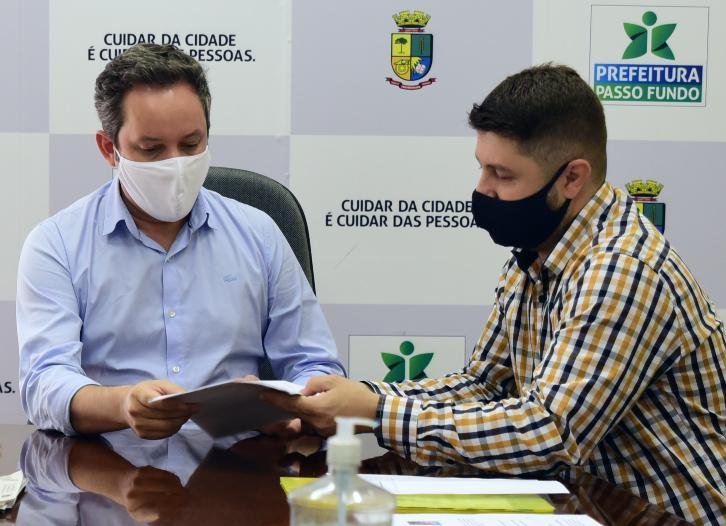 Pedro Almeida fez an&uacute;ncio junto do presidente da C&acirc;mara Municipal, vereador Rafael Colussi