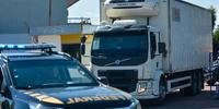 Caminhão com as doses saíram escoltadas pelas viaturas da Polícia Federal do Aeroporto Salgado Filho