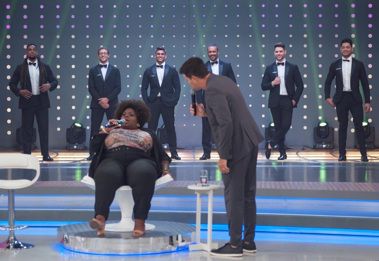 Apresentador desafia a cantora a adivinhar o que se passa na cabe&ccedil;a de belos modelos, em uma s&eacute;rie de perguntas sobre relacionamento.