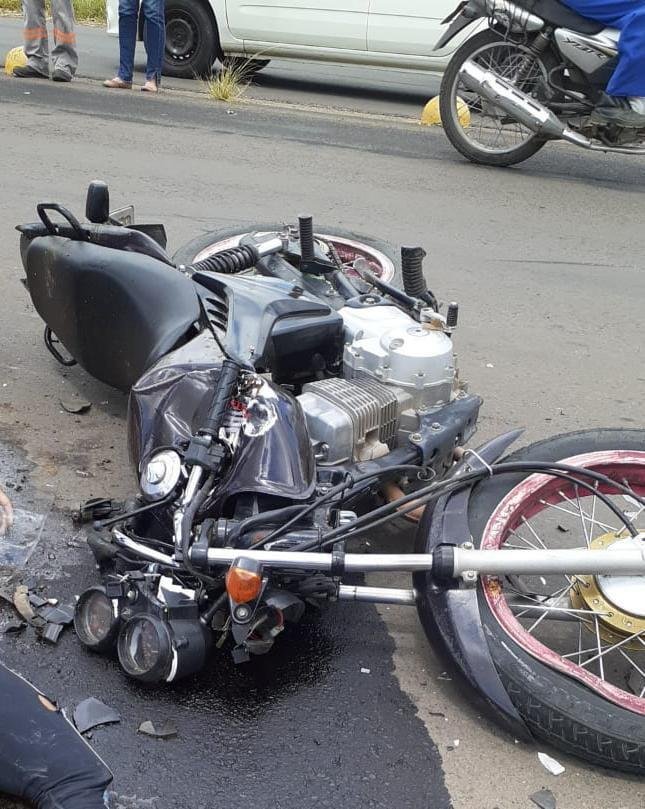 Colis&atilde;o entre moto e caminhonete ocorreu na tarde desta segunda-feira