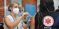 Profissionais começaram a ser vacinados nesta segunda em Porto Alegre