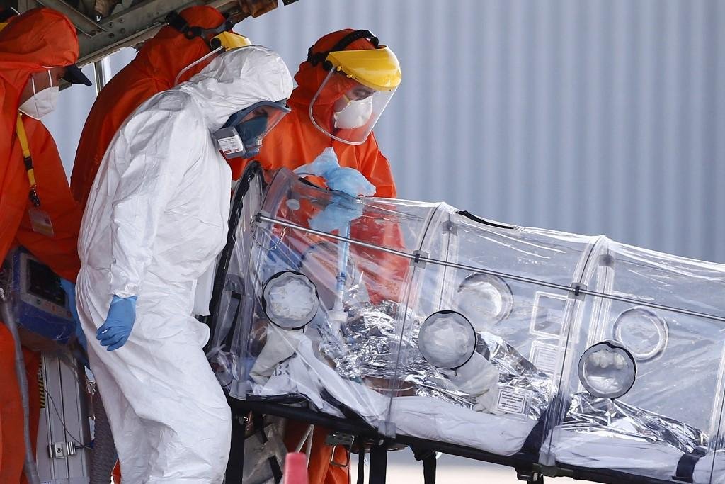 Desde a sexta-feira passada, as autoridades come&ccedil;aram a evacuar para Santiago pacientes graves que estavam em Antofagasta, ao norte do pa&iacute;s, em avi&otilde;es-ambul&acirc;ncia