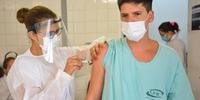 Profissionais da saúde da linha de frente do Grupo Hospitalar Conceição seguem sendo vacinados