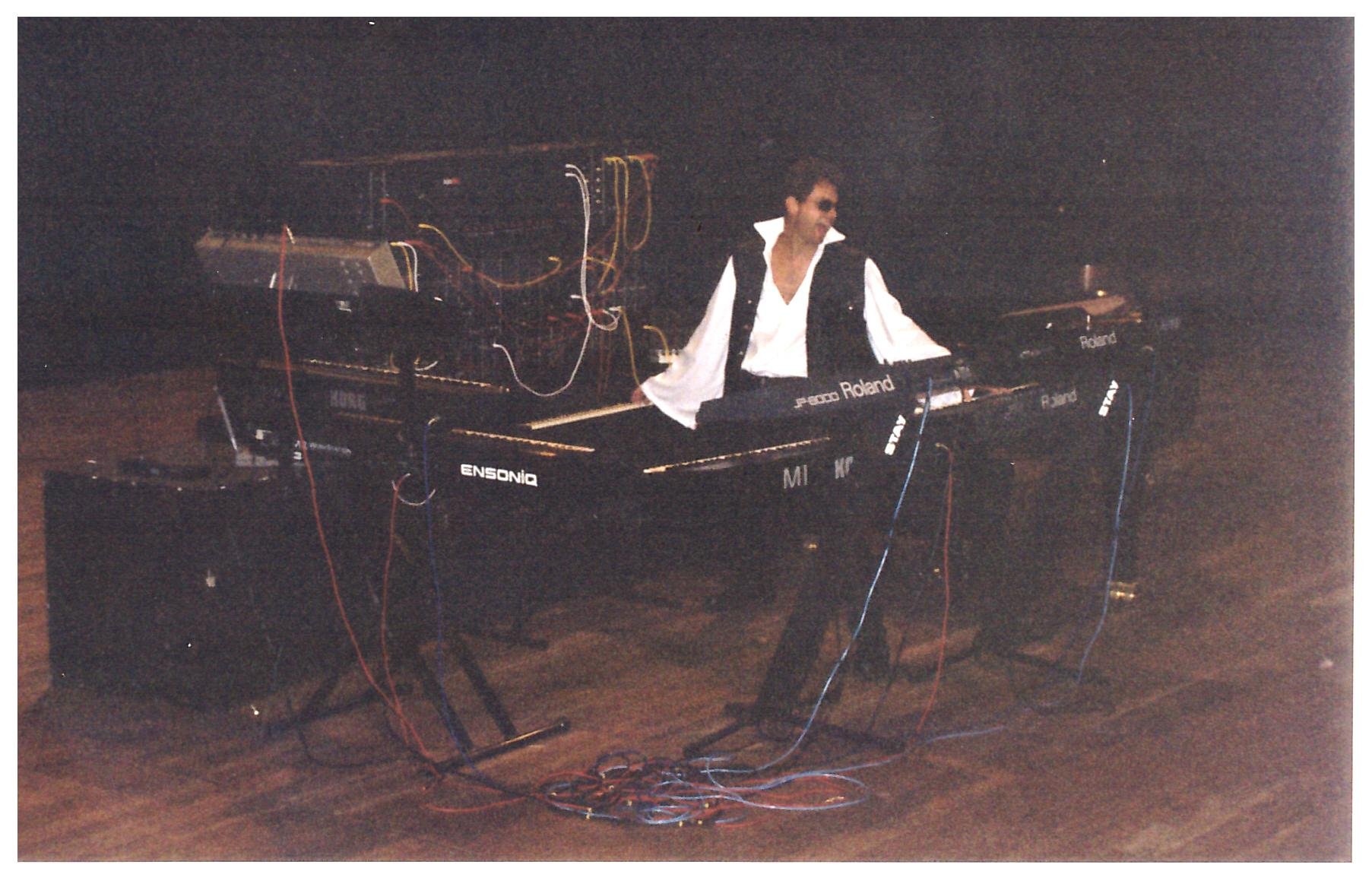 O tecladista caxiense iniciou a carreira musical em 1983