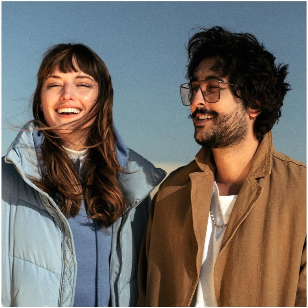 O cantor e compositor Zeeba divide m&uacute;sica com Mallu Magalh&atilde;es