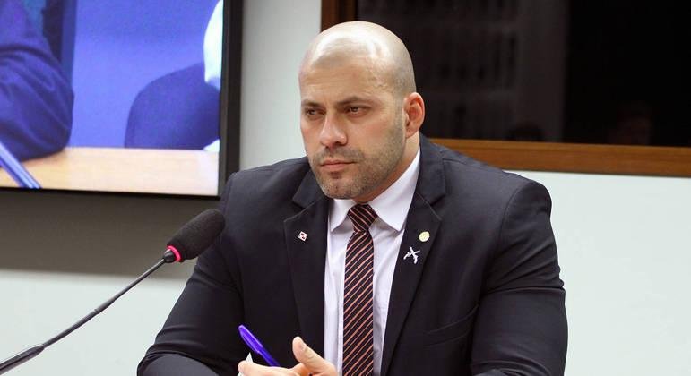 Parlamentar afirma que uso de m&aacute;scara, uma das principais defesas contra Covid-19, &eacute; ideol&oacute;gico