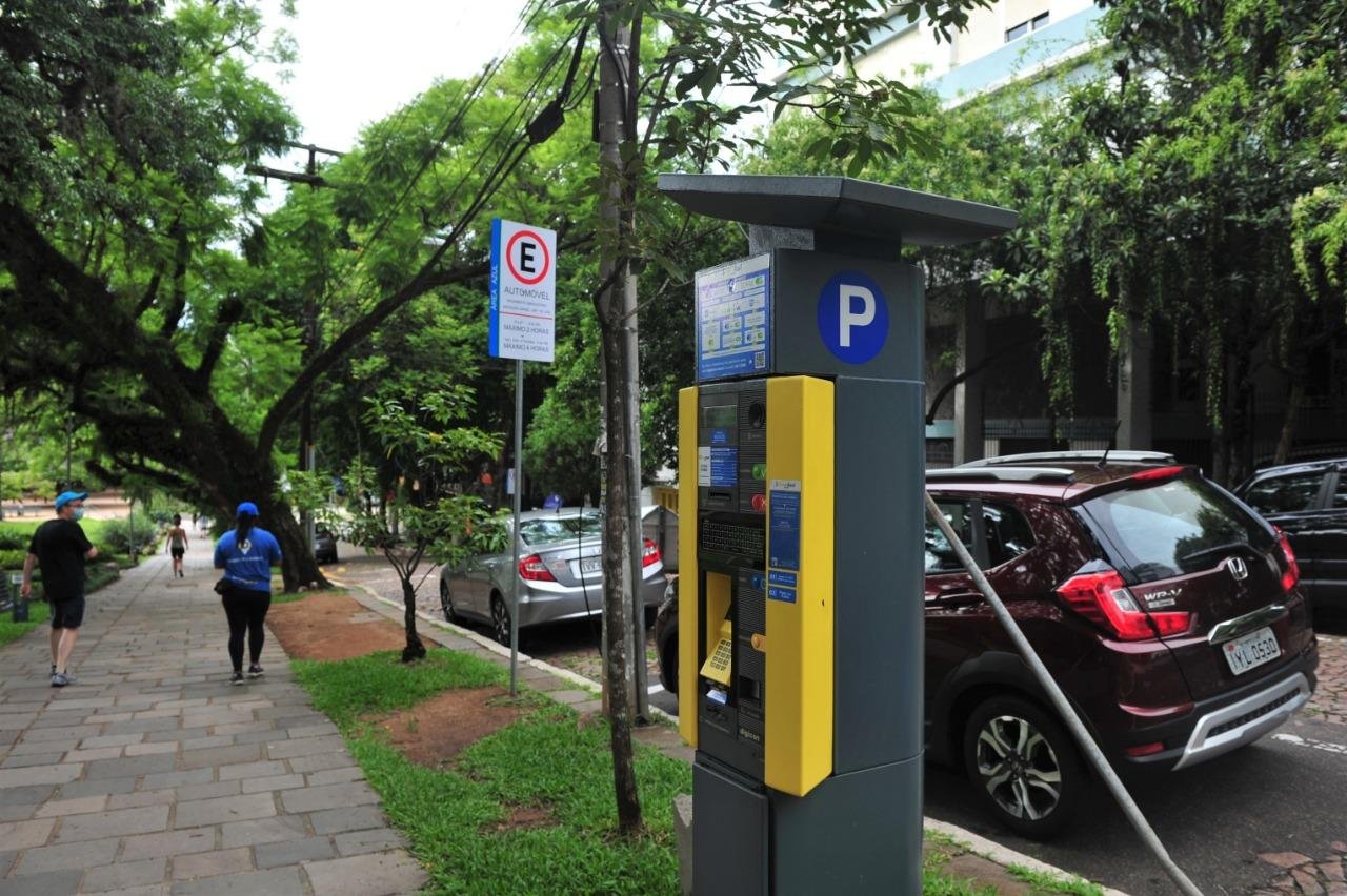 Equipes da empresa respons&aacute;vel est&atilde;o orientando motoristas nos pontos de &Aacute;rea Azul