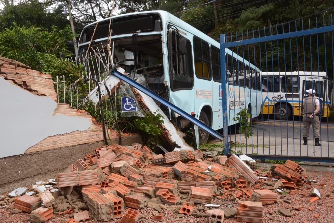 Acidente ocorreu na tarde desta quarta-feira em Porto Alegre