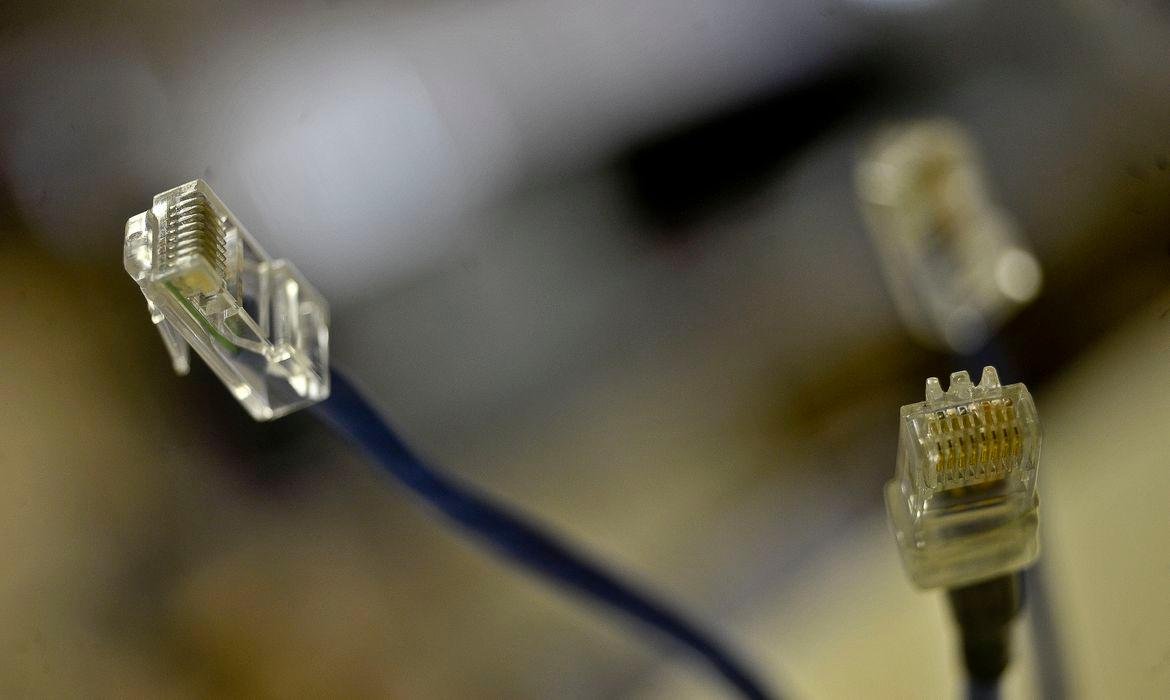 Governo promete fibra &oacute;tica em 99% do pa&iacute;s