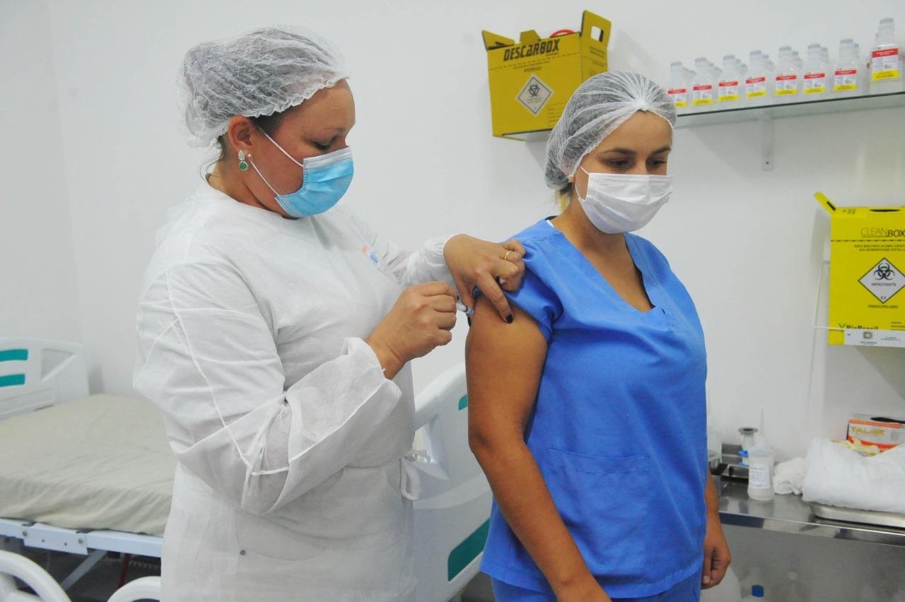 Profissionais de sa&uacute;de de Imb&eacute; seguem sendo imunizados contra a Covid-19
