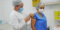 Profissionais de saúde de Imbé seguem sendo imunizados contra a Covid-19