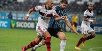 Arrascaeta marcou o terceiro gol do Flamengo sobre o Grêmio, na Arena, na quinta-feira