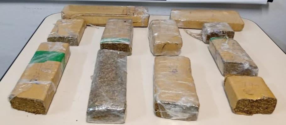 Houve a apreens&atilde;o de mais de quatro quilos de maconha, al&eacute;m de por&ccedil;&otilde;es de coca&iacute;na e dinheiro