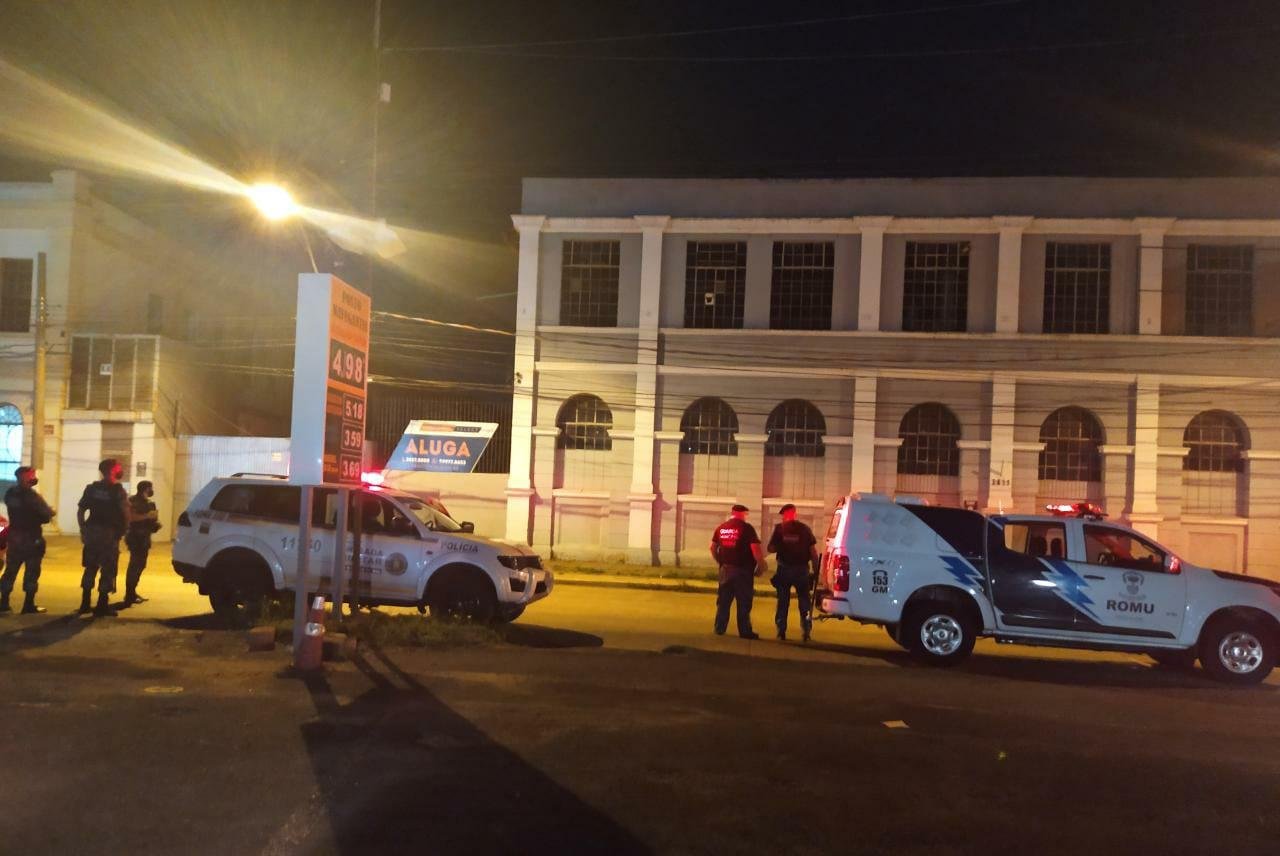 Eventos, com at&eacute; 400 pessoas, ocorreram entre a noite de sexta-feira e a madrugada de s&aacute;bado