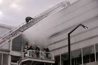 Mais de 150 bombeiros voluntários tentavam apagar o fogo ainda ativo e descontrolado