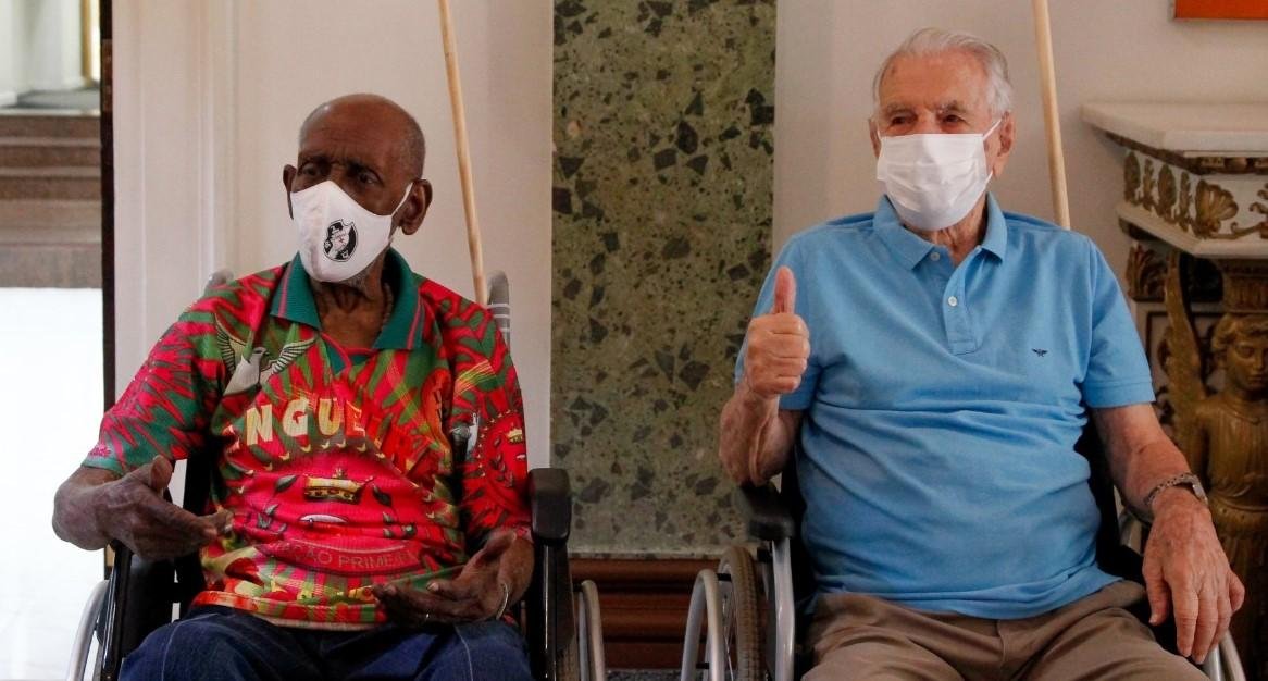 O compositor Nelson Sargento e o ator Orlando Drummond em ato simb&oacute;lico