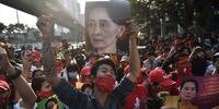 Migrantes birmaneses na Tailândia protestam contra a prisão da líder civil