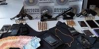 Polícia apreendeu dois revólveres calibre 38, uma pistola 380, uma pistola 9mm, carregadores, diversas munições, celulares, coletes balísticos e dinheiro.