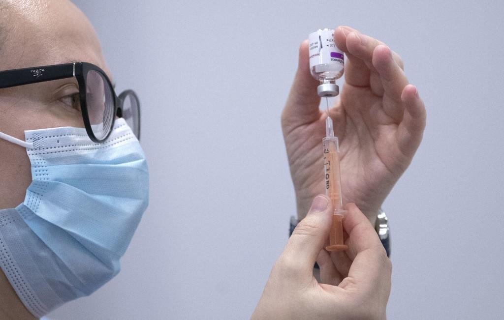 Imunizante do laborat&oacute;rio pode garantir apenas 25% das mais de 100 milh&otilde;es de doses prometidas