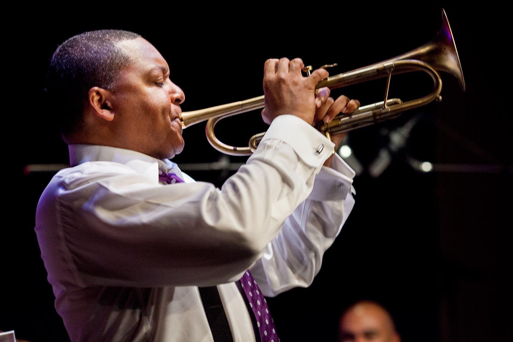 Em "Democracy! Suite", o trompetista Wynton Marsalis reflete sobre o estado de esp&iacute;rito de um pa&iacute;s partido ao meio