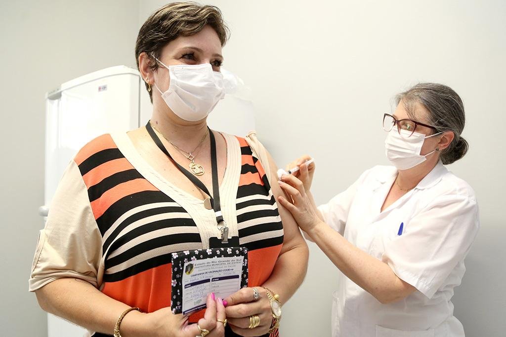 Nesta quarta, vacina ser&aacute; administrada tamb&eacute;m em funcion&aacute;rios que atendem a pacientes no Centro Refer&ecirc;ncia em Pr&aacute;ticas Integrativas e Complementares de Sa&uacute;de e no Centro Integrado de Aten&ccedil;&atilde;o &agrave; Sa&uacute;de