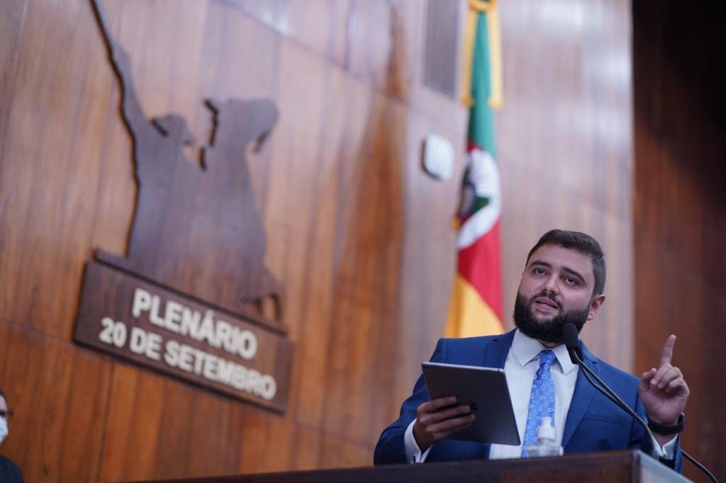 Gabriel Souza durante o seu primeiro pronunciamento