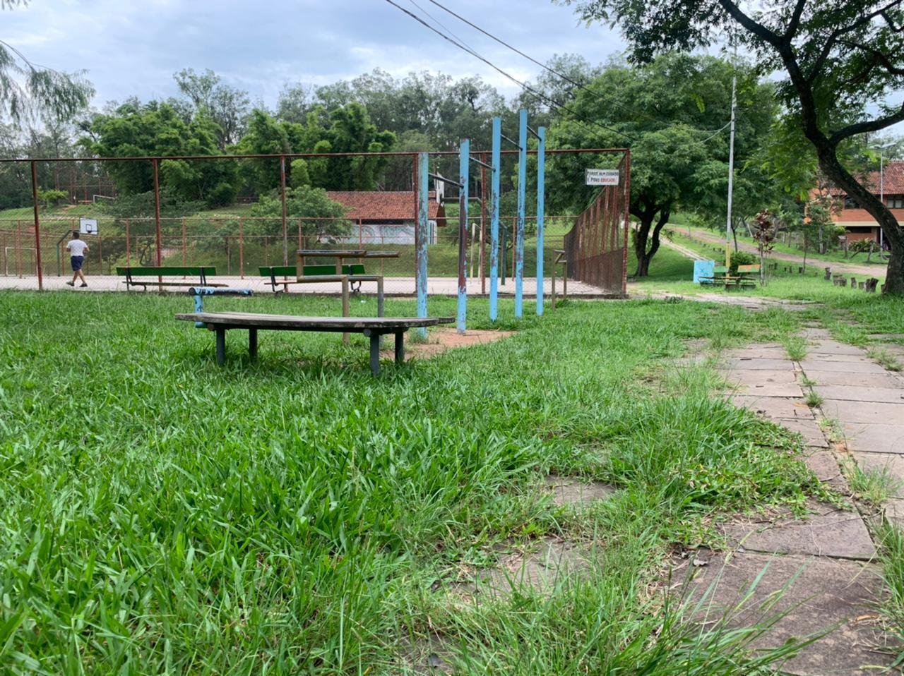 No Parque Chico Mendes, os frequentadores reclamaram da grama que n&atilde;o est&aacute; sendo cortada