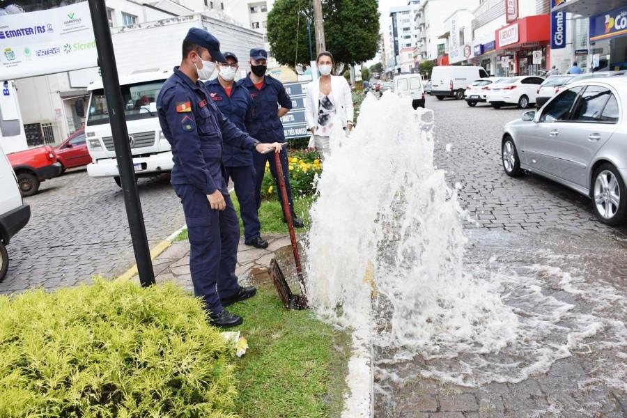 Corpo de Bombeiro est&aacute; percorrendo as ruas da cidade para avaliar a situa&ccedil;&atilde;o dos hidrantes