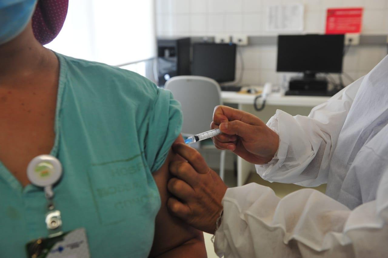 Doses foram aplicadas em trabalhadores do Grupo Hospitalar Concei&ccedil;&atilde;o nesta quarta-feira