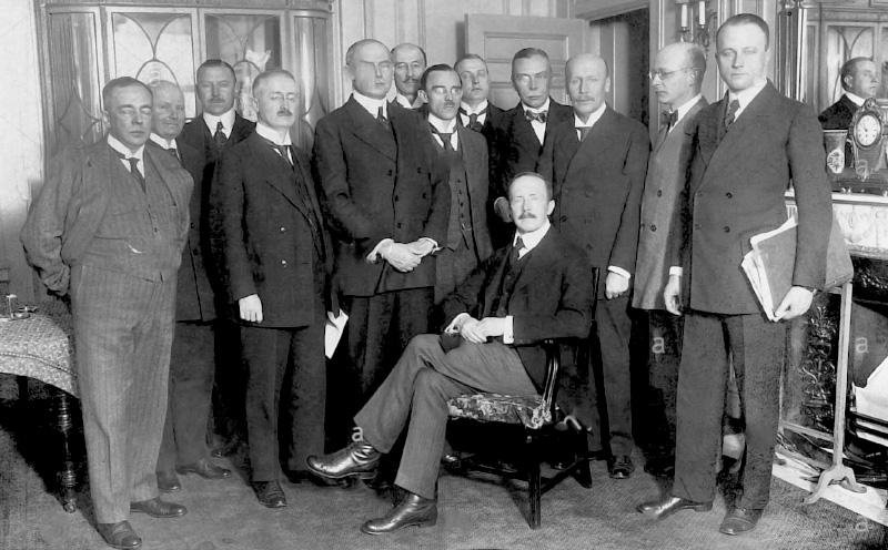Os delegados da Confer&ecirc;ncia de Paris debateram a d&iacute;vida da Alemanha.