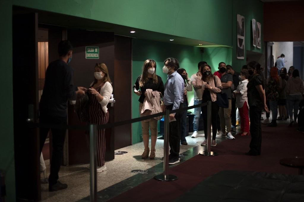 P&uacute;blico faz fila para assistir a pe&ccedil;a "Tal para Cual", em Caracas, depois que o governo autorizou a reabertura de teatros, cinemas e outros espa&ccedil;os culturais
