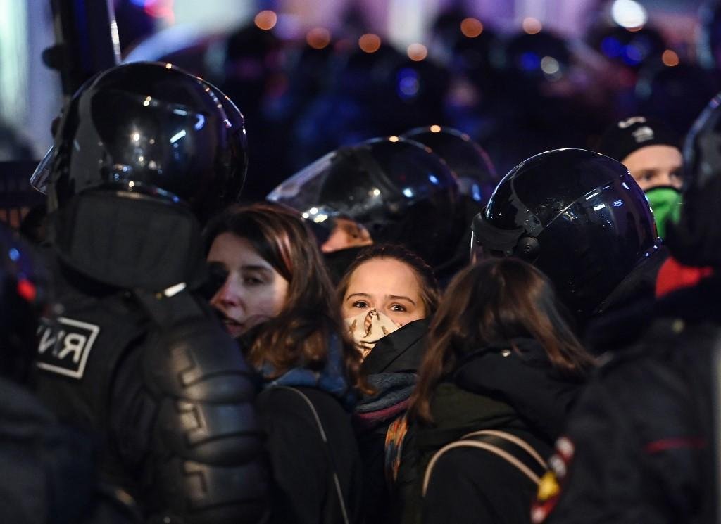 Manifesta&ccedil;&otilde;es resultaram em mais 10.000 deten&ccedil;&otilde;es