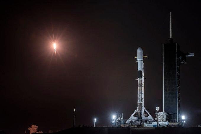Um foguete de duas fases Falcon 9 decolou de Cabo Ca&ntilde;averal, no estado da Fl&oacute;rida