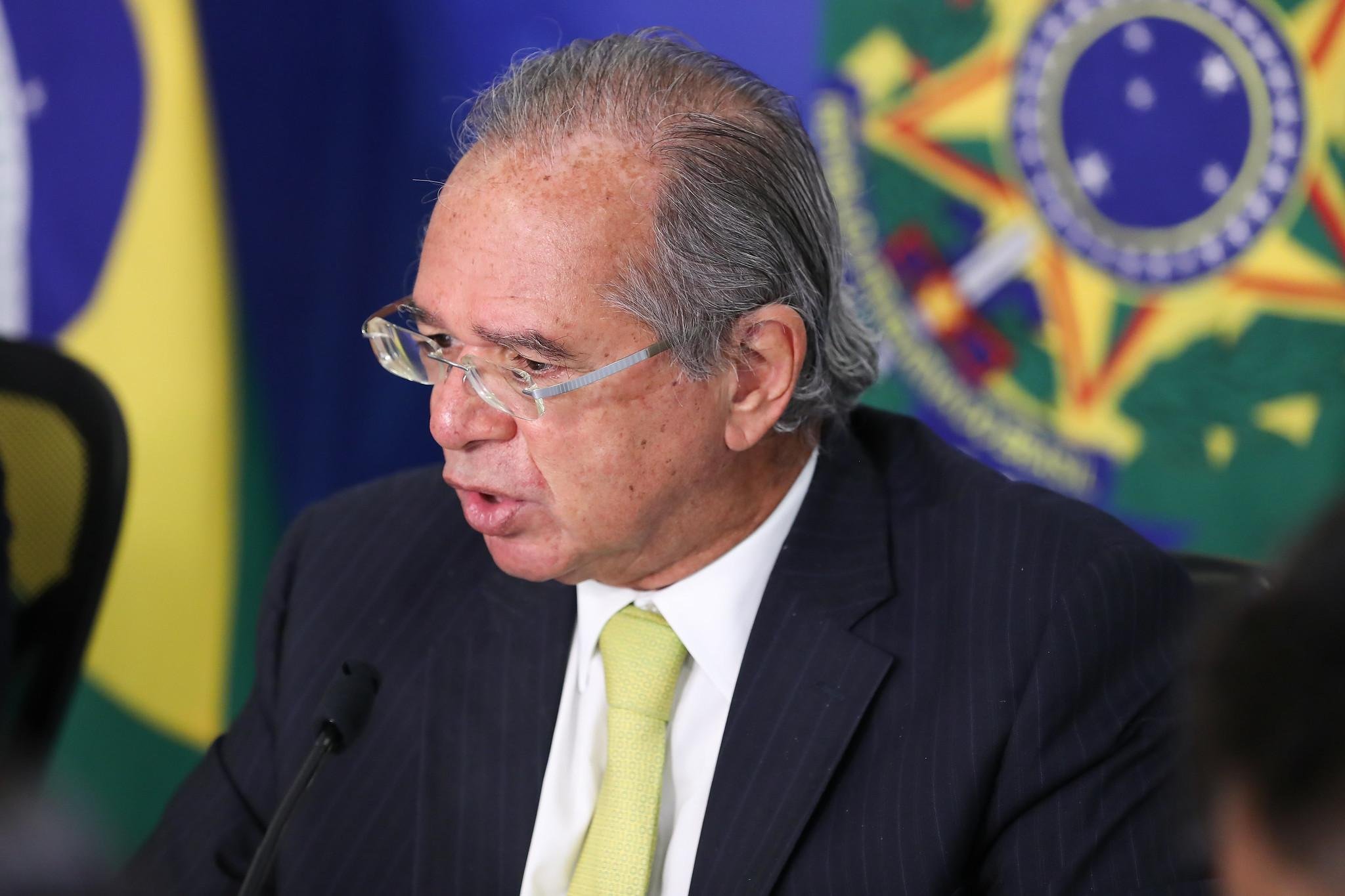 O ministro da Economia, o presidente da Rep&uacute;blica, Jair Bolsonaro, e outros ministros do governo participaram de evento na manh&atilde; desta sexta, no Pal&aacute;cio do Planalto