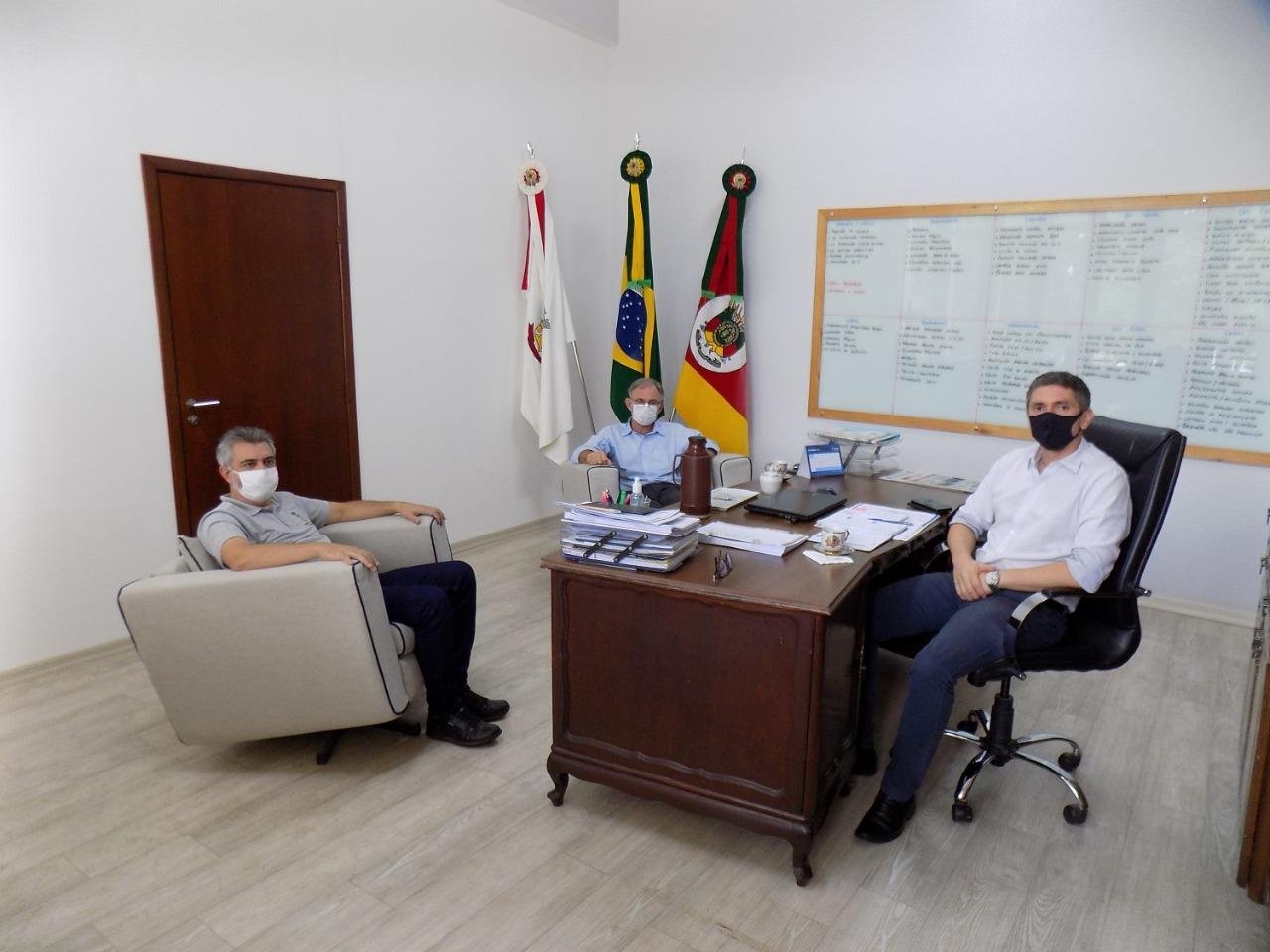 Reuni&atilde;o com lideran&ccedil;as ocorreu no gabinete do prefeito
