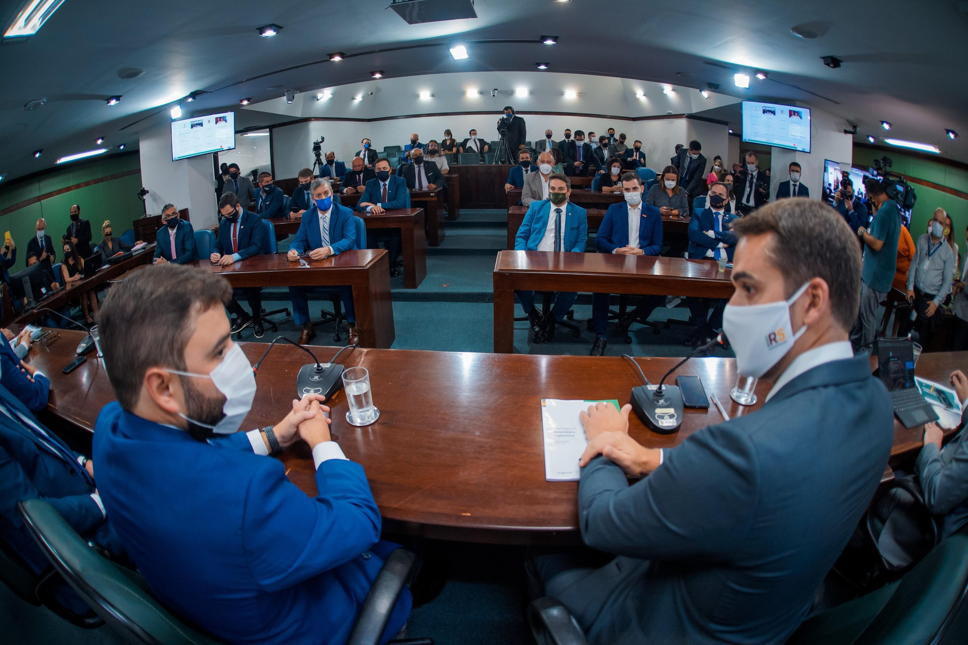 Leite apresentou o pacote de projetos aos parlamentares ap&oacute;s a in&iacute;cio dos trabalhos no Legislativo