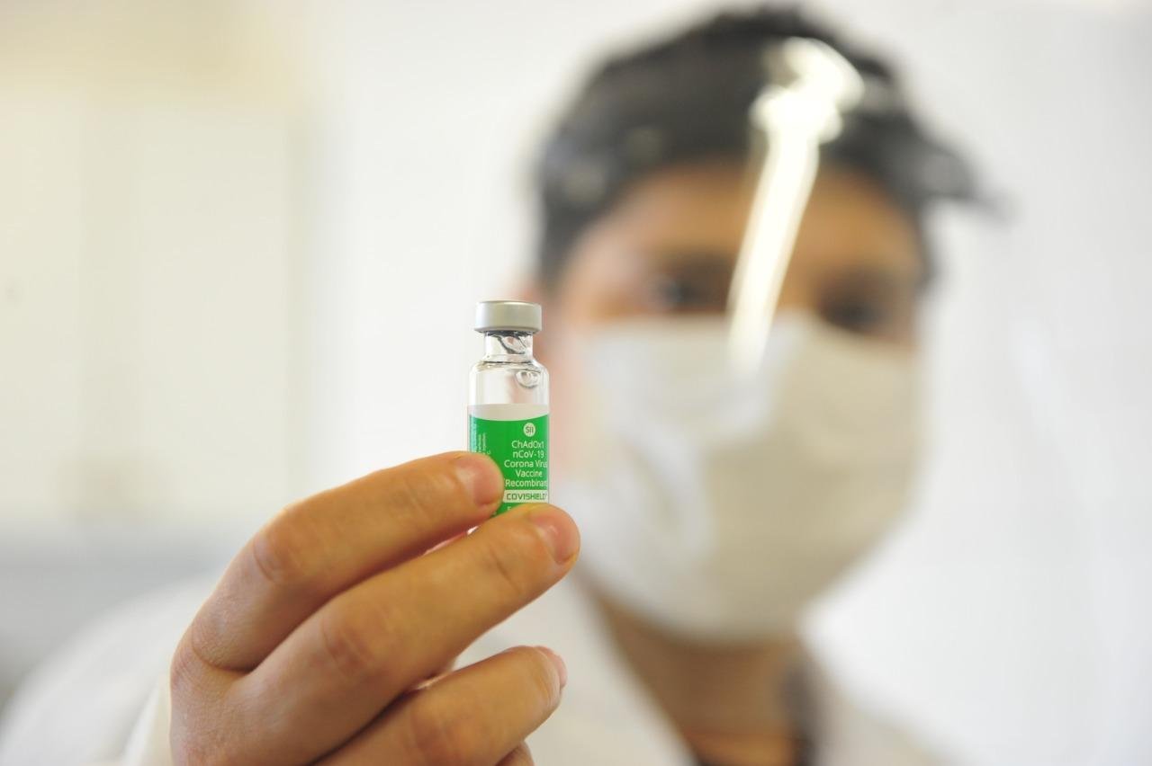As primeiras 15 milh&otilde;es de doses da vacina, desenvolvida pela Universidade de Oxford e pela farmac&ecirc;utica AstraZeneca, come&ccedil;ar&atilde;o a ser entregues a partir de 15 de mar&ccedil;o