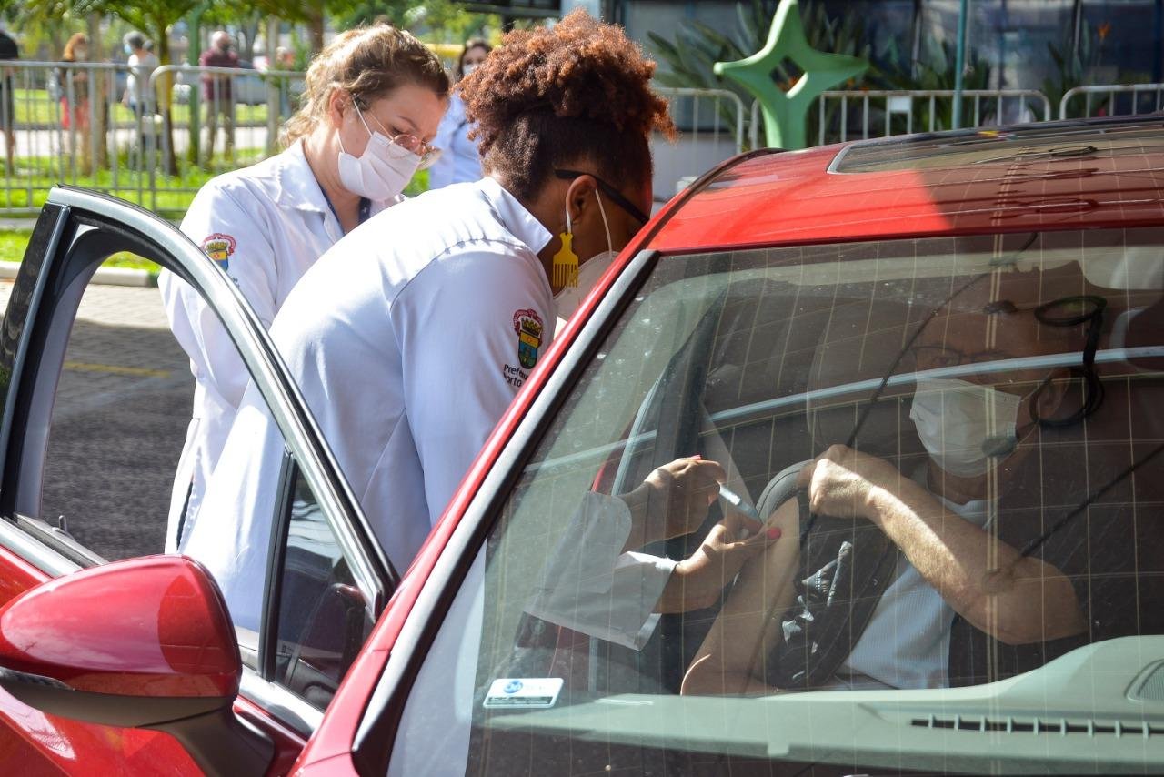Durante a manh&atilde;, 4,5 mil doses da vacina contra Covid-19 foram aplicadas, tendo como prioridade m&eacute;dicos acima de 65 anos
