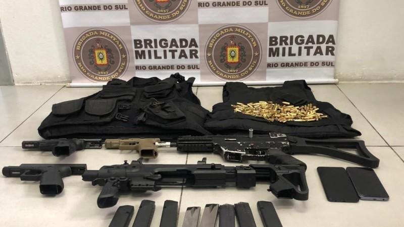 Policiais militares  apreenderam com o grupo pistolas calibre 9mm, uma submetralhadora e dois coletes bal&iacute;sticos