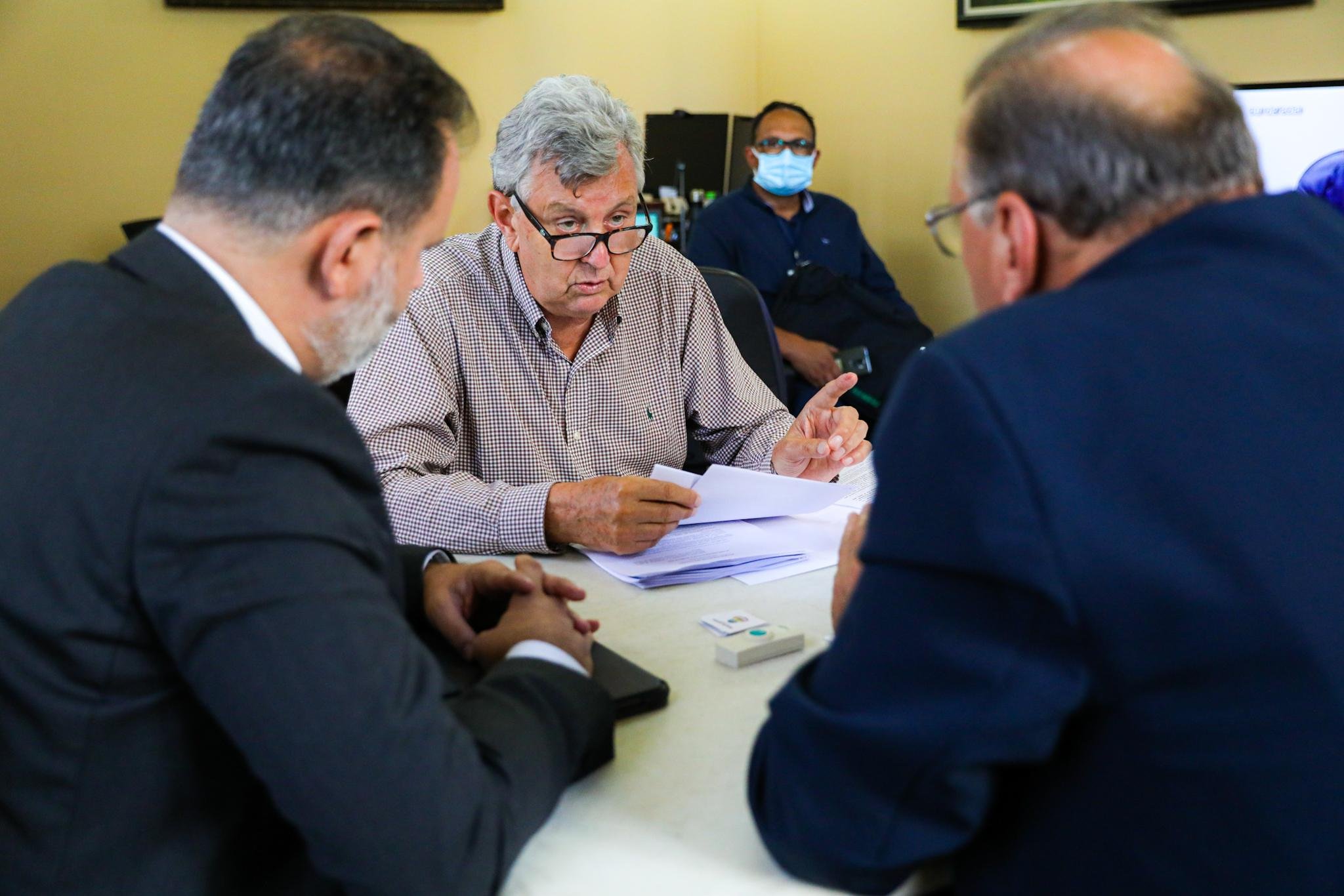 Senador Heinze com o prefeito em exerc&iacute;cio de Porto Alegre, Ricardo Gomes, e o secret&aacute;rio de Sa&uacute;de, Mauro Sparta