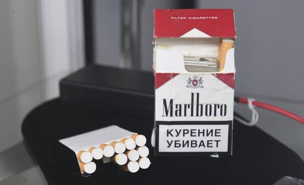 Ma&ccedil;os de cigarros escondendo uma c&acirc;mera fazem parte dos objetos leiloados