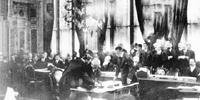 O Tratado de Versalhes impôs uma indenização aos aliados pela Alemanha.